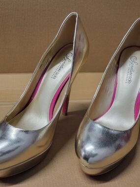 Shoe Dazzle Silver Platform Pumps with Pink Insole